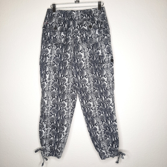 Alice + Olivia Snakeskin Print Twill Cropped Tapered Pants 25 - Picture 3 of 7